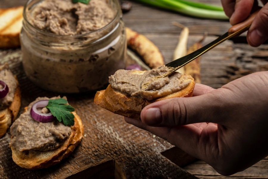 Comment revisiter la recette traditionnelle des terrines de sanglier pour lui donner une touche moderne ?