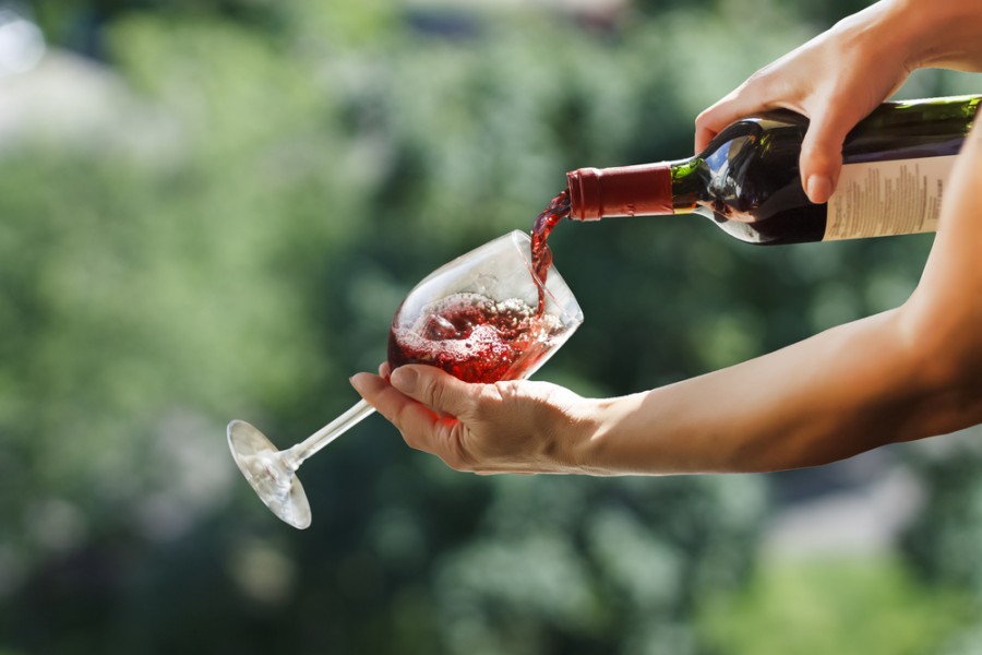 Comment déboucher une bouteille de vin sans tire-bouchon ?