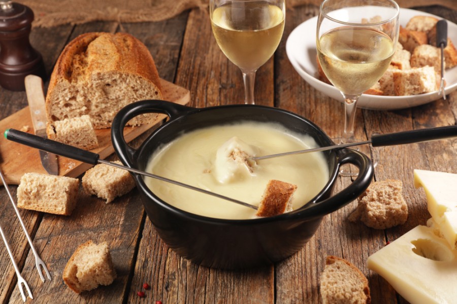 Que boire avec fondue savoyarde : notre sélection de vins