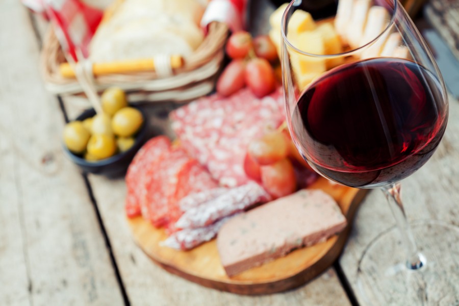 Quels sont les meilleurs accords vin rouge et fromage ?